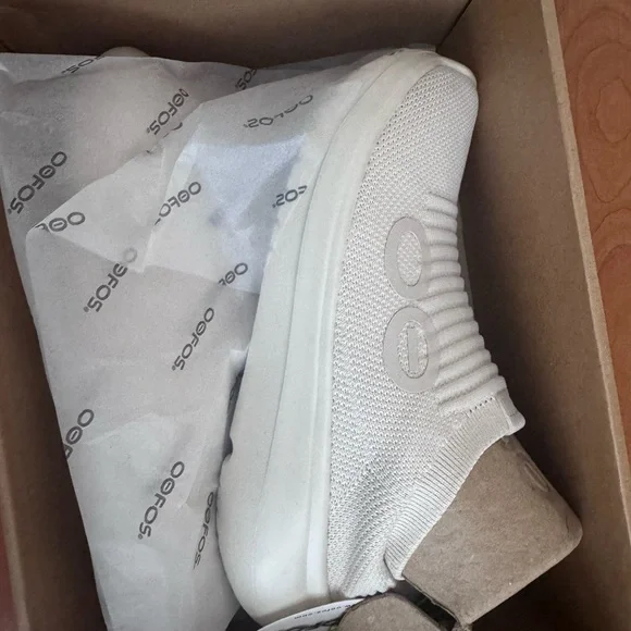 Women’s OOFOS, brand new!! - Picture 2 of 2